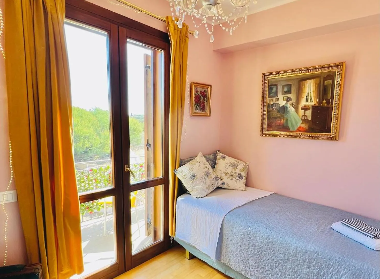 Esmaraldas House Of Love Terrasini Affittacamere