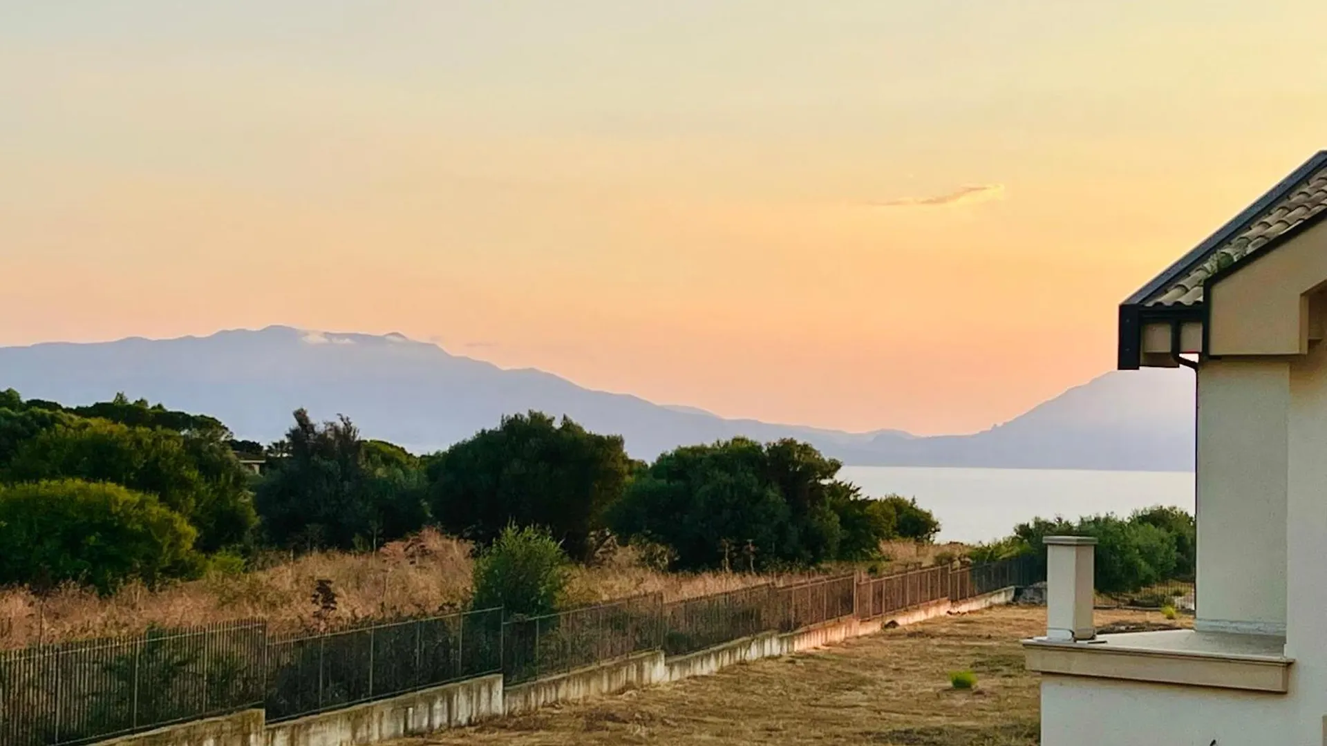 Guest house Esmaraldas House Of Love Terrasini Italy